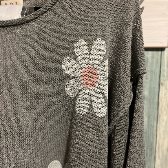 POL M Gray Floral Knit Sweater - Picture 6 of 8
